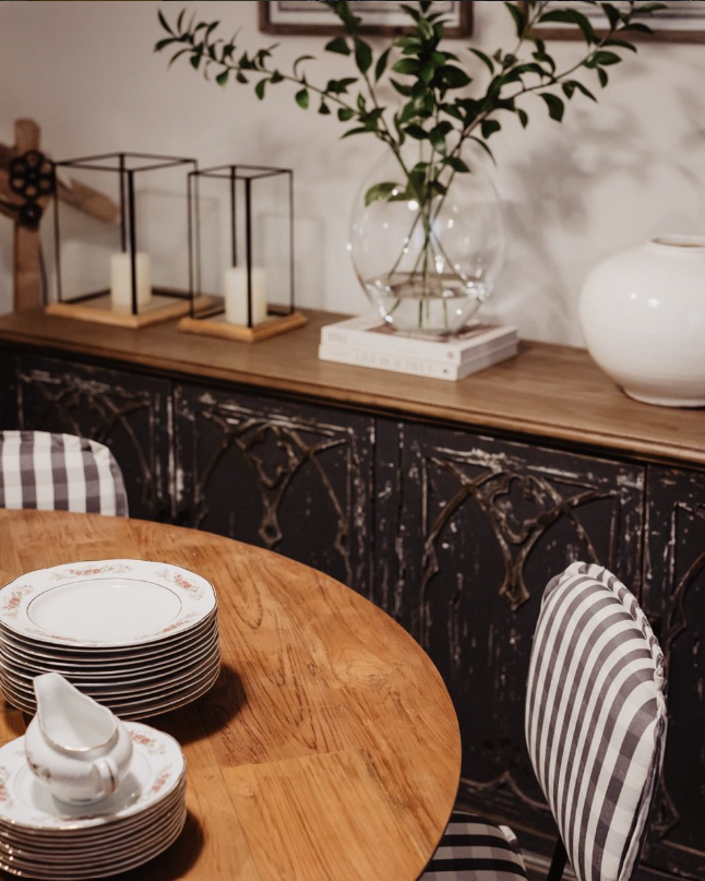 En el estudio unimos decoración de interiores y criterio para ordenar todo ese proceso. Empezamos por escucharte, medimos, analizamos luz y hábitos, y creamos moodboards y 3D que aterrizan ideas.