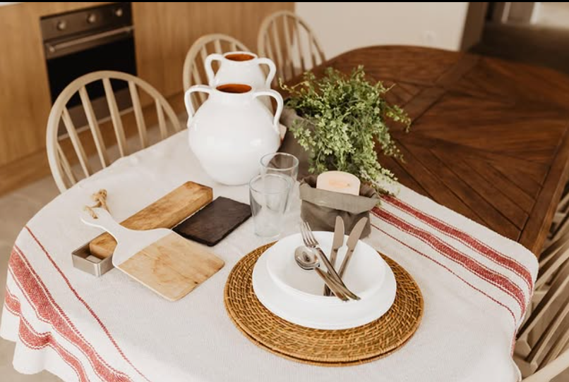 En el estudio unimos decoración de interiores y criterio para ordenar todo ese proceso. Empezamos por escucharte, medimos, analizamos luz y hábitos, y creamos moodboards y 3D que aterrizan ideas.