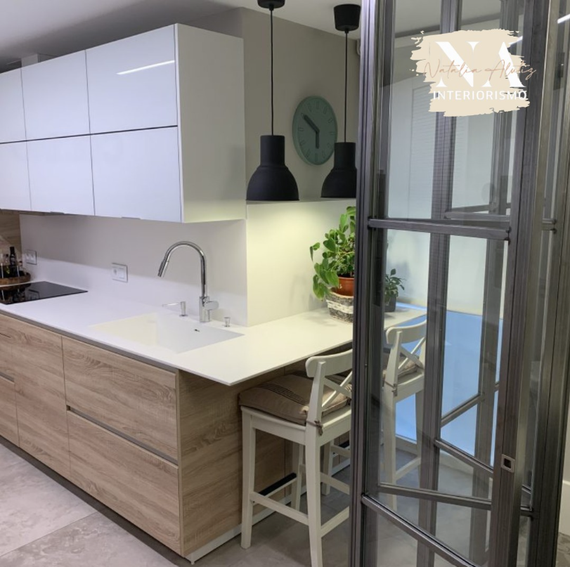 Definimos distribución, instalaciones y materiales con criterio, cerramos un plan de trabajo realista y coordinamos a todos los gremios.