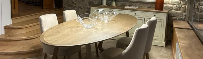 En el estudio unimos decoración de interiores y criterio para ordenar todo ese proceso. Empezamos por escucharte, medimos, analizamos luz y hábitos, y creamos moodboards y 3D que aterrizan ideas.