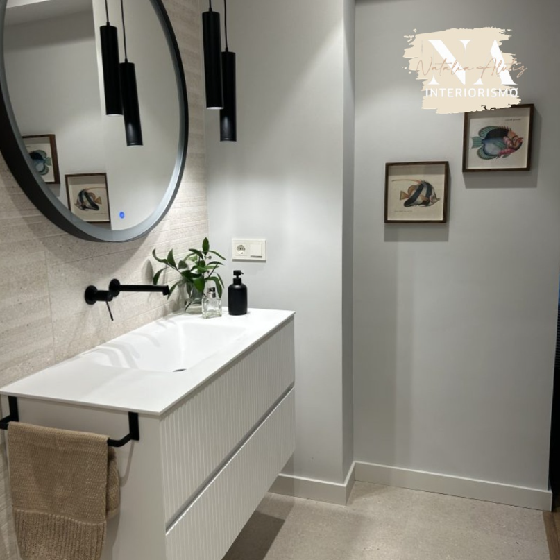 En el estudio unimos decoración de interiores y criterio para ordenar todo ese proceso. Empezamos por escucharte, medimos, analizamos luz y hábitos, y creamos moodboards y 3D que aterrizan ideas.