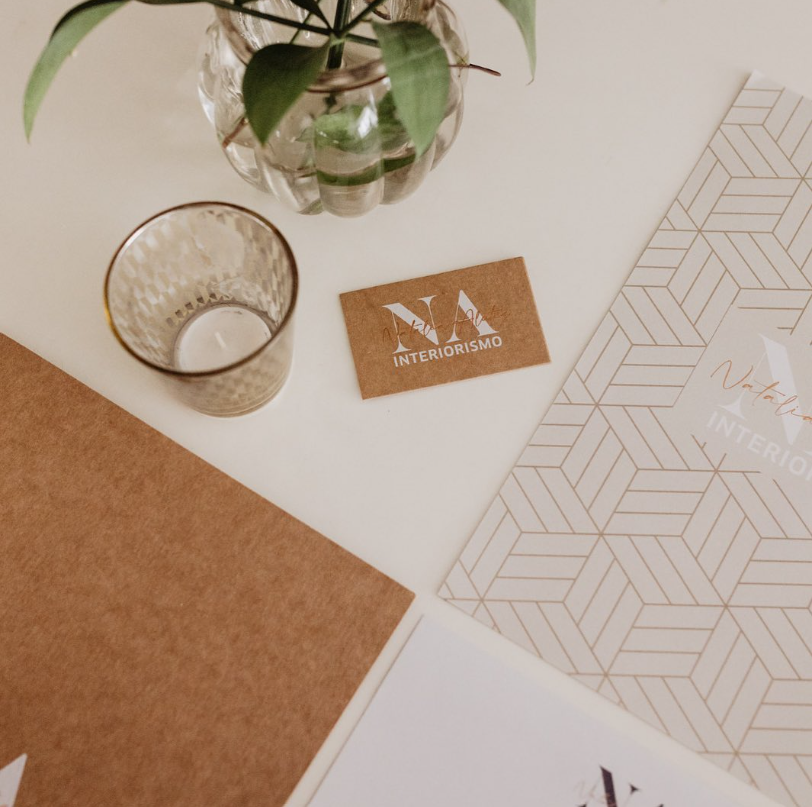 Somos un estudio de interiorismo con alma de tienda. Nacimos exhibiendo mezclas atrevidas y equilibradas de estilos y hoy firmamos hogares que respiran personalidad.
