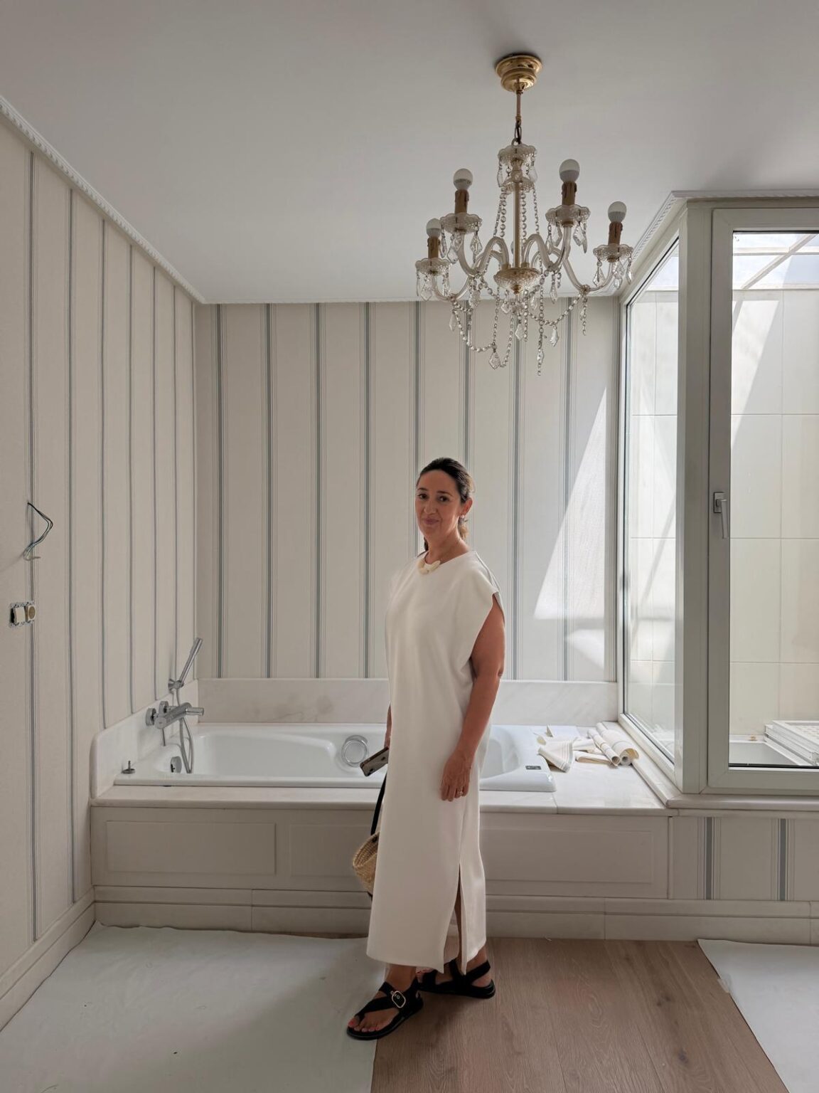 Somos un estudio de interiorismo con alma de tienda. Nacimos exhibiendo mezclas atrevidas y equilibradas de estilos y hoy firmamos hogares que respiran personalidad.