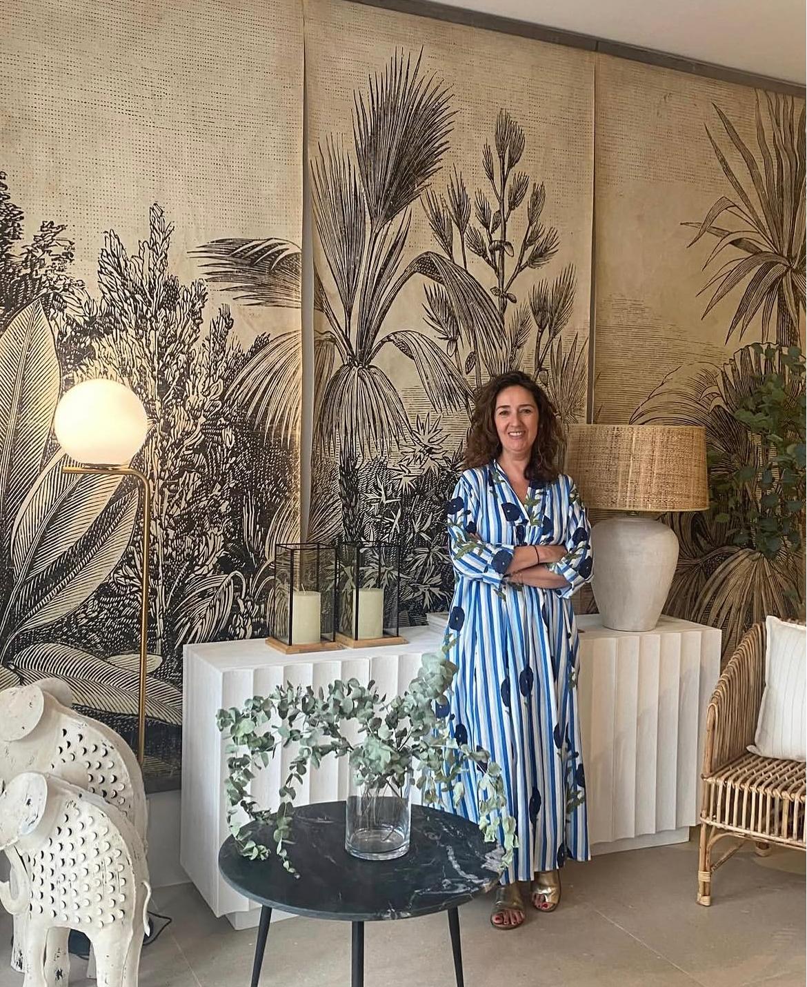 Somos un estudio de interiorismo con alma de tienda. Nacimos exhibiendo mezclas atrevidas y equilibradas de estilos y hoy firmamos hogares que respiran personalidad.
