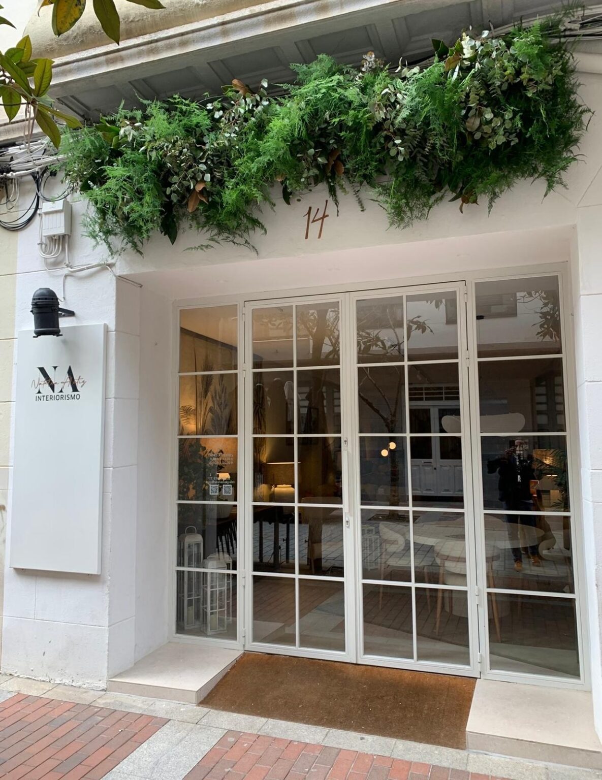 Somos un estudio de interiorismo con alma de tienda. Nacimos exhibiendo mezclas atrevidas y equilibradas de estilos y hoy firmamos hogares que respiran personalidad.